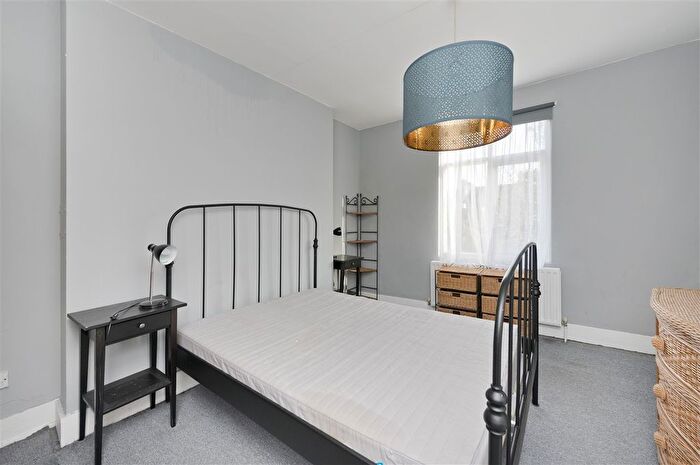 2 Bedroom Flat To Rent In Cathnor Road, London, W12