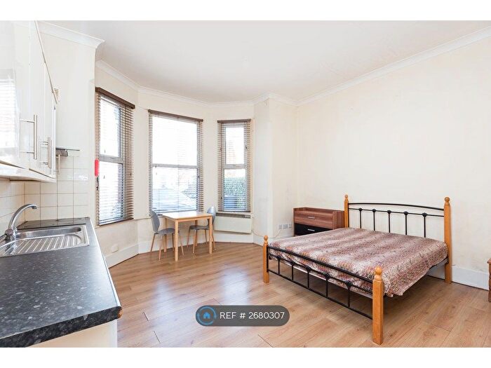 Studio To Rent In Woodside Park Road, London, N12