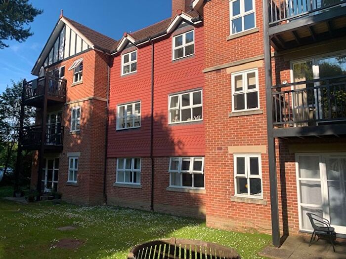 2 Bedroom Flat To Rent In St. Johns Road, East Grinstead, RH19