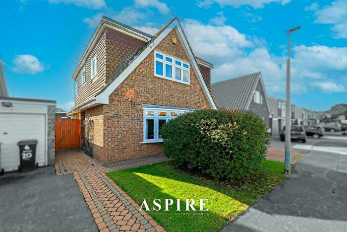 4 Bedroom Detached House For Sale In Warwick Gardens, SS6