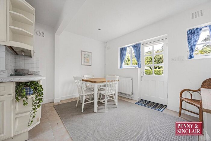 2 Bedroom Detached House To Rent In The Warren, RG4