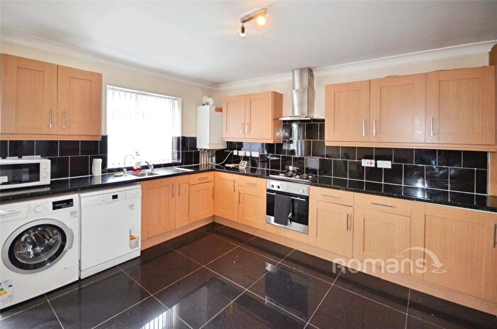 3 Bedroom House To Rent In Farm Crescent, Slough, SL2