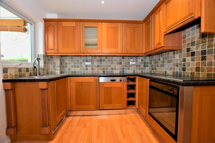 2 Bedroom End Of Terrace House To Rent In St James Road, London SE1