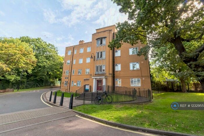 2 Bedroom Flat To Rent In Garraway House, London, SE21