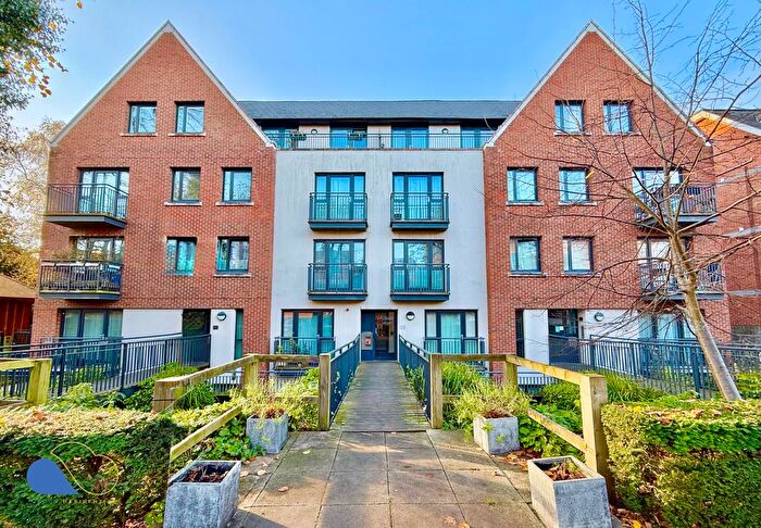 2 Bedroom Flat To Rent In Holden Avenue, London, N12