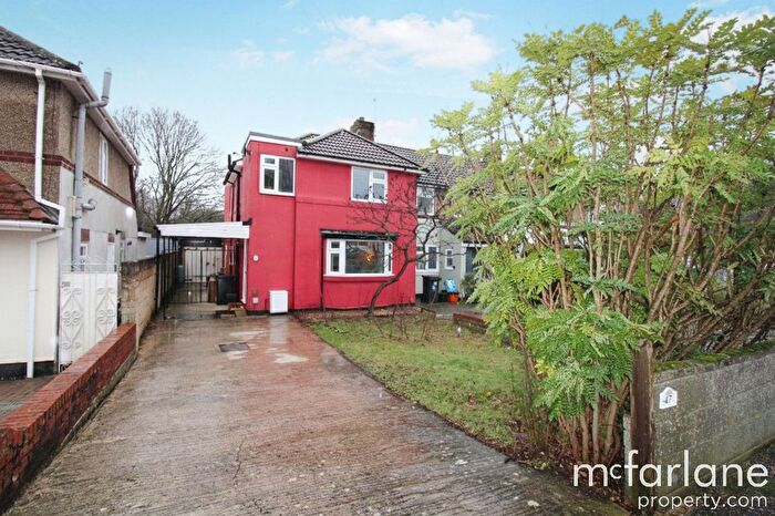 3 Bedroom End Of Terrace House For Sale In Newburn Crescent, Swindon, SN1