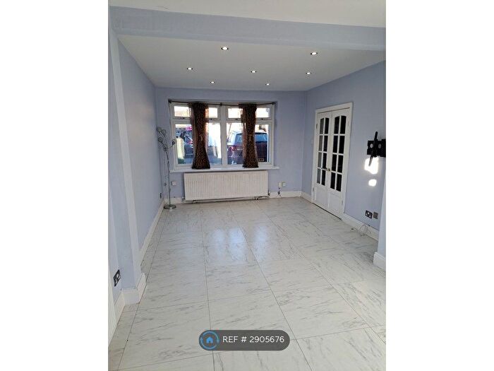 3 Bedroom Terraced House To Rent In Pemberton Road, Slough, SL2