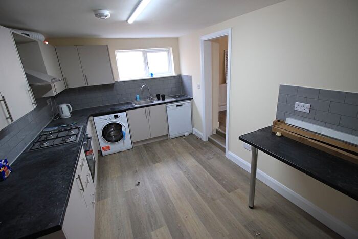 3 Bedroom Flat To Rent In Oaks Road, Stanwell, TW19