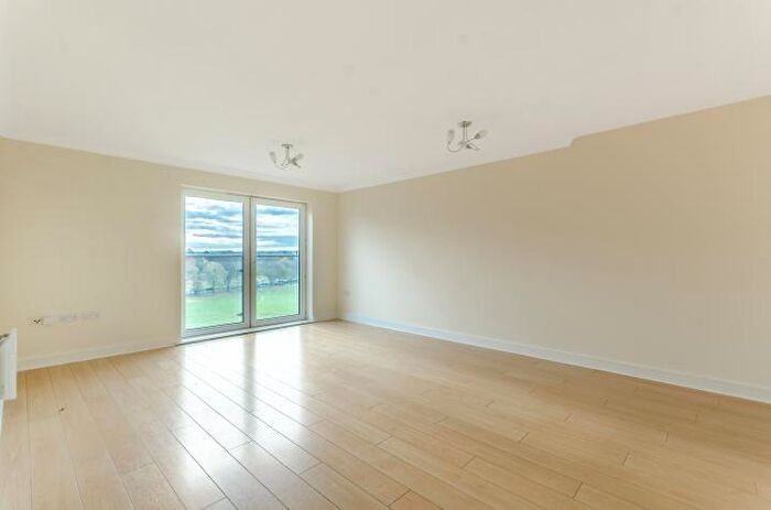 2 Bedroom Flat For Sale In Damask Court, Cleeve Way, Sutton, Surrey, SM1