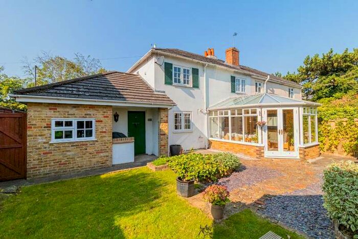 3 Bedroom Semi-Detached House For Sale In Westborough Road Maidenhead, SL6