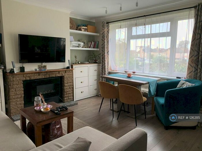 2 Bedroom Maisonette To Rent In Burr Close, Bexleyheath, DA7