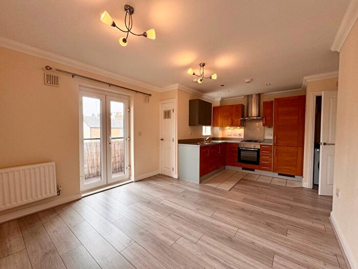 2 Bedroom Flat To Rent In New Road, Hayes, UB3