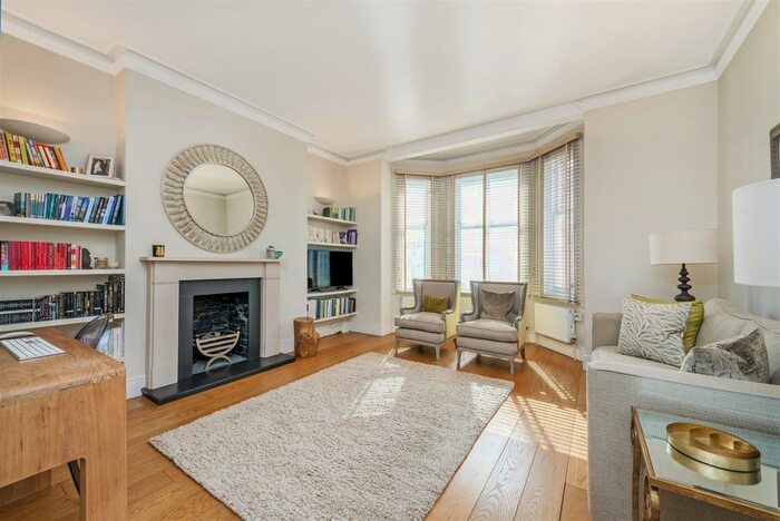 2 Bedroom Apartment To Rent In Hereford House, Chelsea, SW10