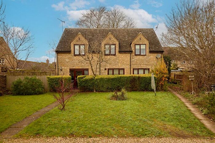 1 Bedroom Apartment For Sale In Lawton Avenue, Manor Court, OX18