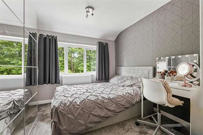 3 Bedroom Semi-Detached House For Sale In Woodview Close, Wingerworth, Chesterfield, S42
