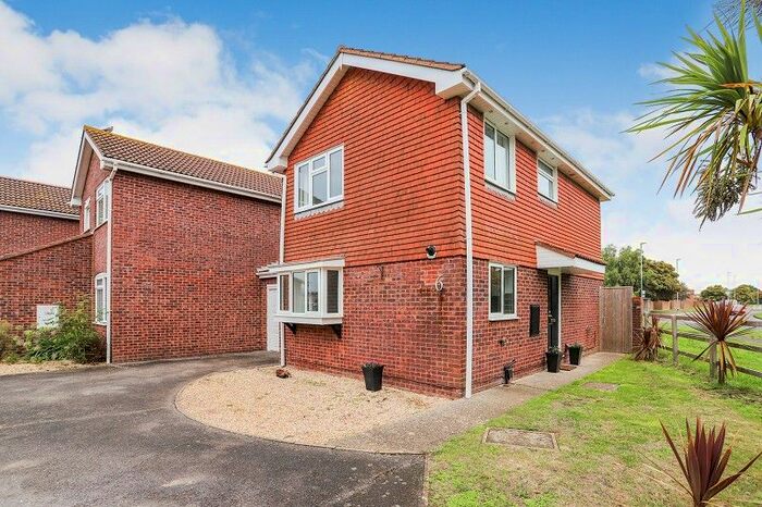 3 Bedroom Detached House To Rent In Viscount Drive, Mudeford, Dorset., BH23