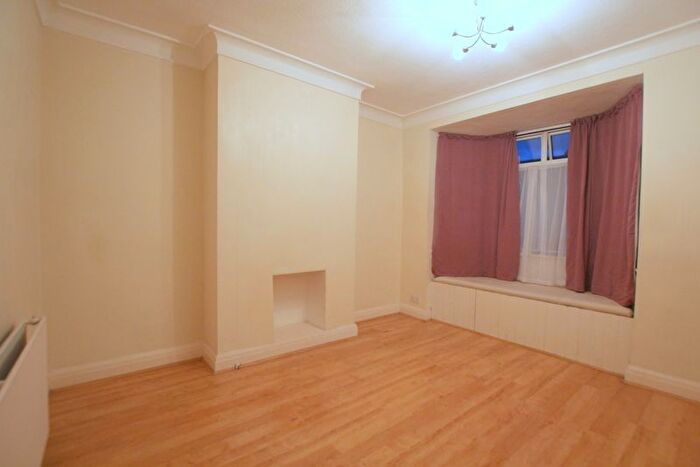 2 Bedroom Flat To Rent In Grove Road, London, SW19