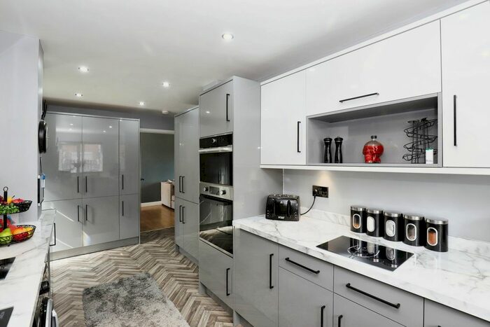 4 Bedroom Semi-Detached House For Sale In Burns Drive, Dronfield, Derbyshire, S18