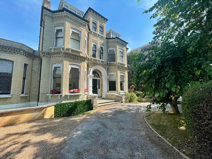 2 Bedroom Flat To Rent In Eaton Gardens, Hove, BN3