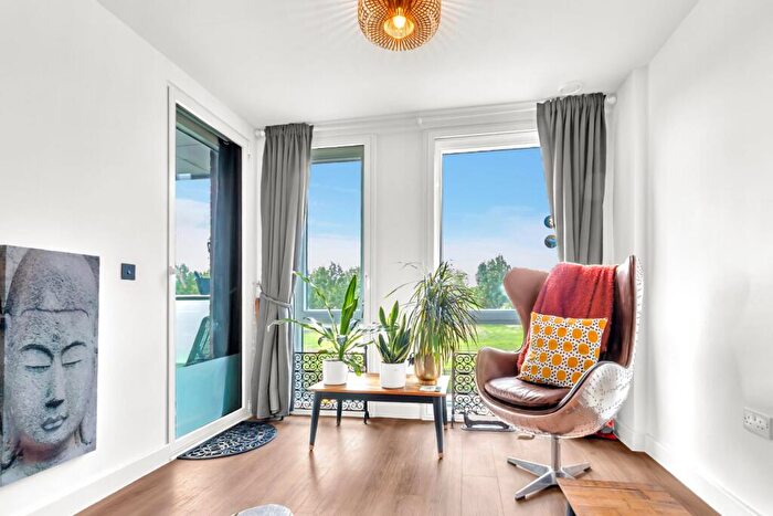 3 Bedroom Flat To Rent In Seven Sisters Road, London, N4