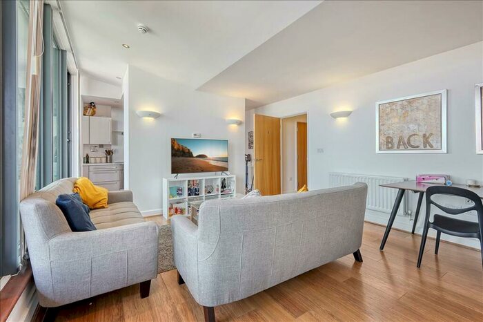 3 Bedroom Flat To Rent In Neutron Tower, Blackwall Way, London, London, E14