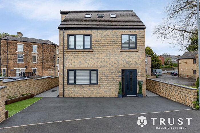 3 Bedroom Detached House For Sale In School Street, Cleckheaton, BD19