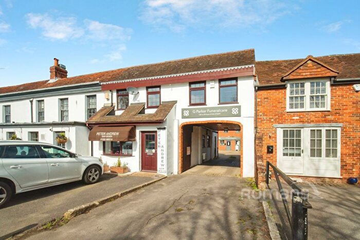 2 Bedroom Flat To Rent In Reading Road, Yateley, GU46