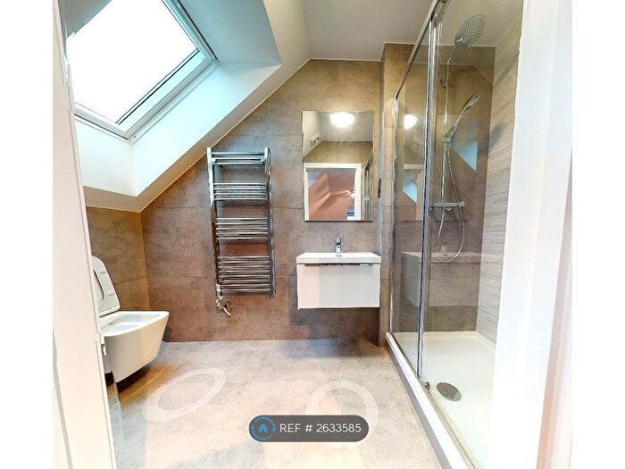 3 Bedroom Flat To Rent In Gladwell Court, Slough, SL1