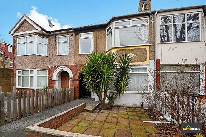 2 Bedroom Flat For Sale In Landseer Avenue, London, E12