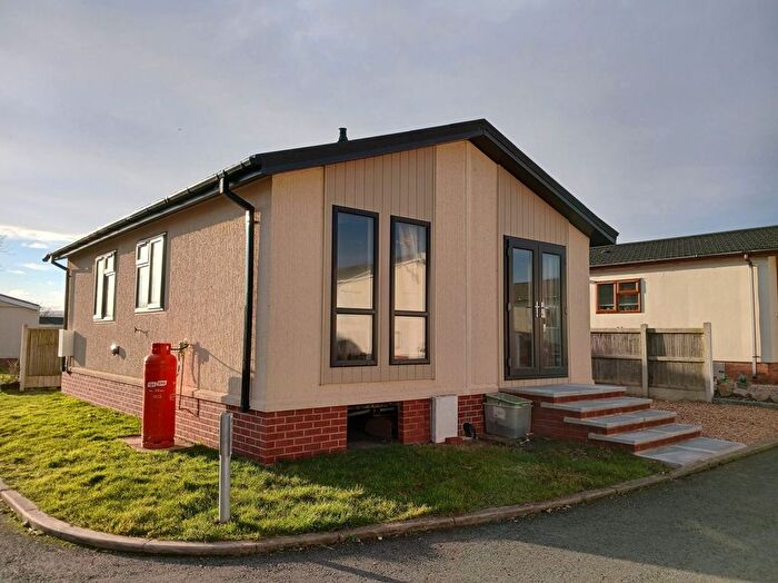 2 Bedroom Mobile/park Home For Sale In Bannister Drive, Llay, Wrexham, LL12