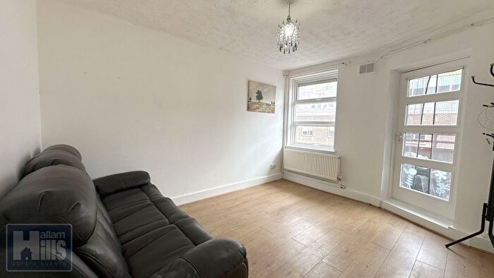 3 Bedroom Flat To Rent In Edward Street Flats, Sheffield, South Yorkshire, S3