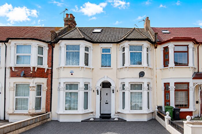 2 Bedroom Flat To Rent In Courtland Avenue, Ilford, IG1