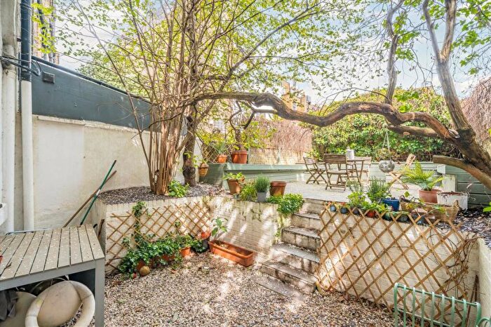 2 Bedroom Flat For Sale In Finborough Road, London, SW10