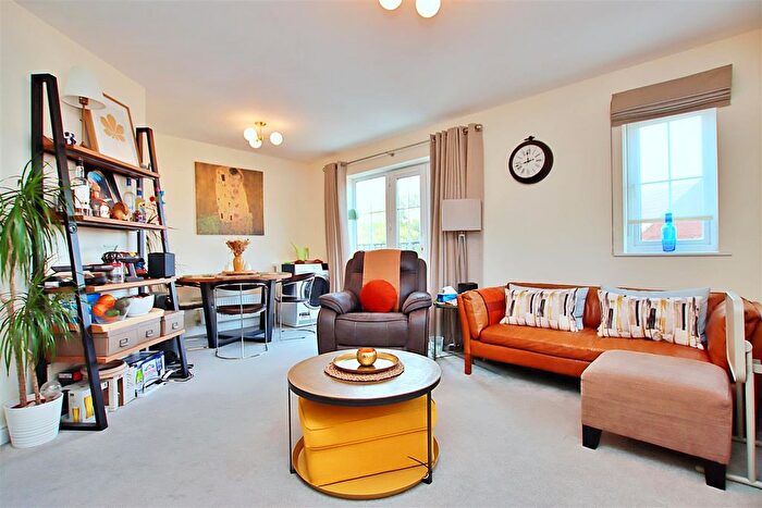 2 Bedroom Flat For Sale In Coleridge Way, Borehamwood, WD6