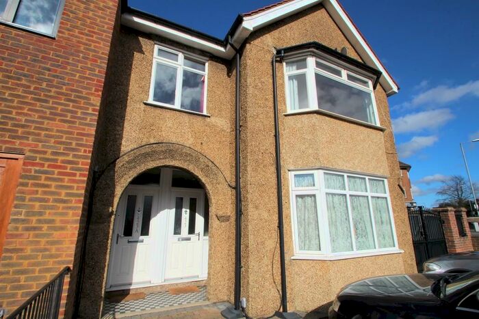 3 Bedroom Apartment To Rent In Surbiton, KT6