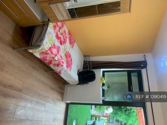 Studio To Rent In Sylvia Avenue, Pinner, HA5