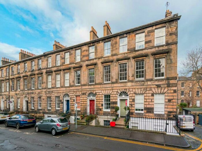 3 Bedroom Flat To Rent In Cumberland Street, New Town, Edinburgh, EH3