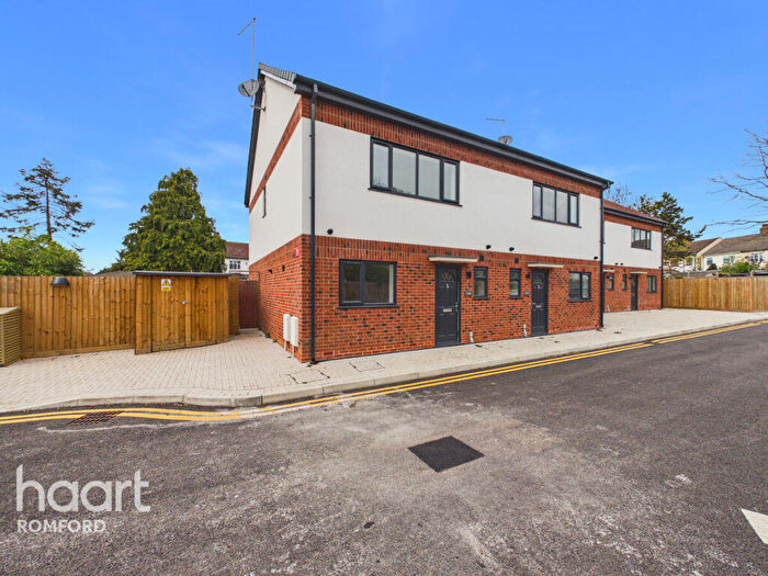 4 Bedroom Semi Detached House For Sale In Dhani Close, Romford, RM5