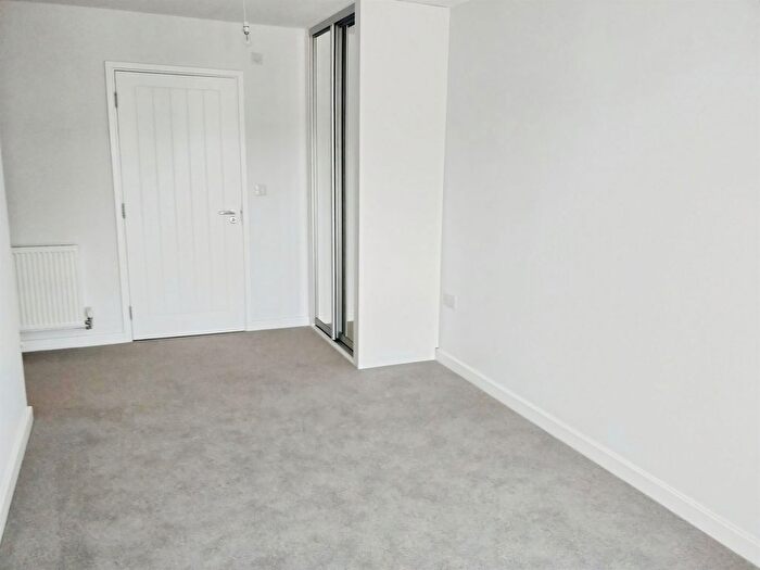 2 Bedroom Flat For Sale In Park Avenue, Bushey, WD23