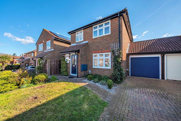 3 Bedroom Link Detached House For Sale In Halifield Drive, Belvedere, DA17