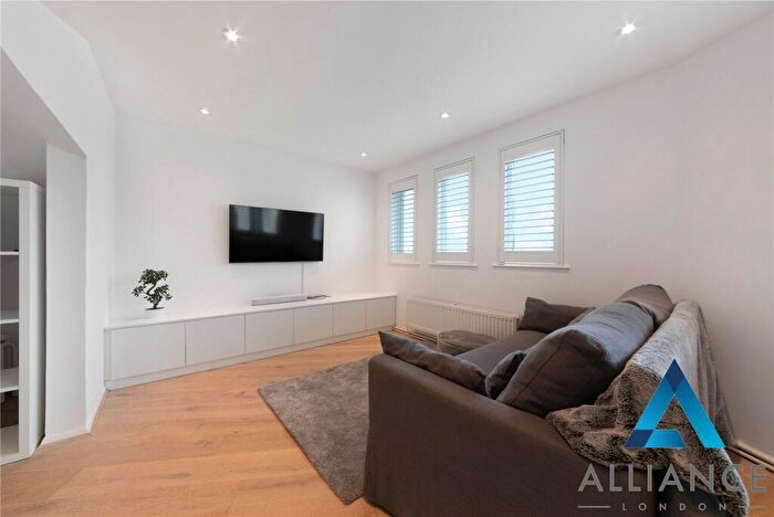 2 Bedroom Apartment For Sale In Douthwaite Square, London, E1W
