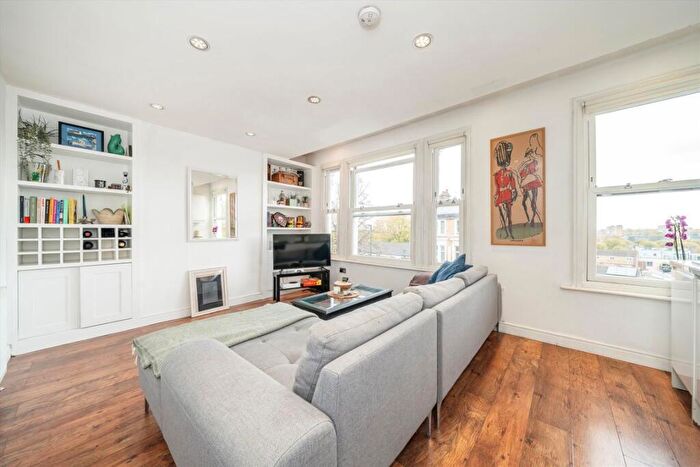 2 Bedroom Flat For Sale In Lavender Hill, Battersea, SW11