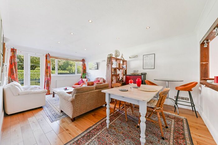 2 Bedroom Flat To Rent In Chalford Court, SW15