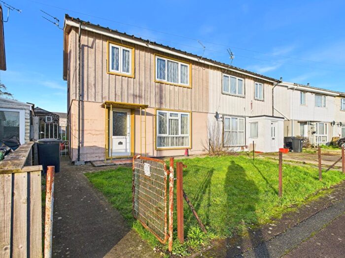 3 Bedroom Semi Detached House For Sale In Cunningham Road, Swindon, SN2