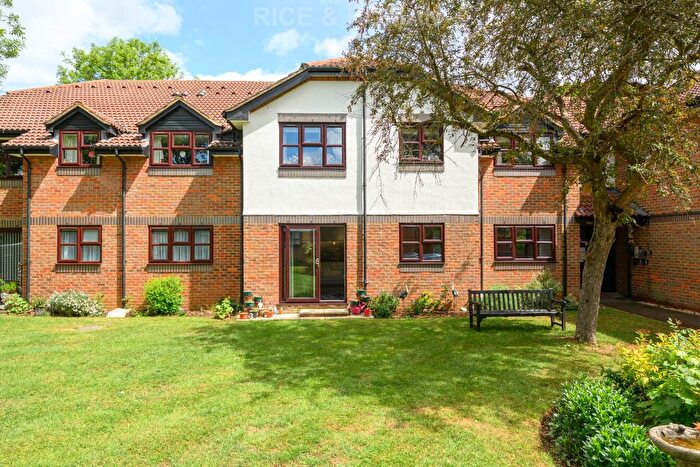 2 Bedroom Flat For Sale In Pitson Close, Addlestone, KT15