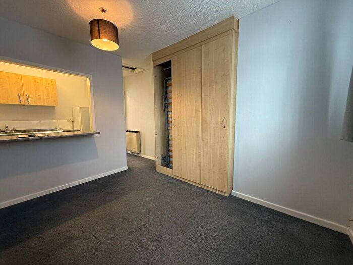 Studio To Rent In Bank Street, M34