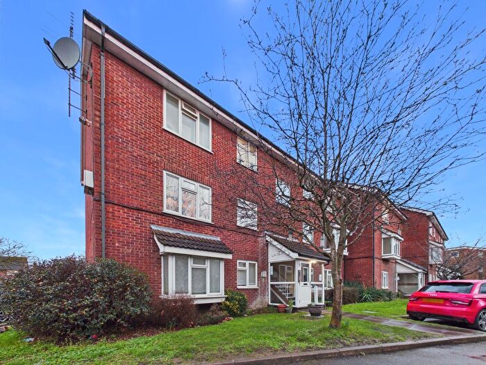 2 Bedroom Flat For Sale In High Street, Langley, Berkshire, SL3