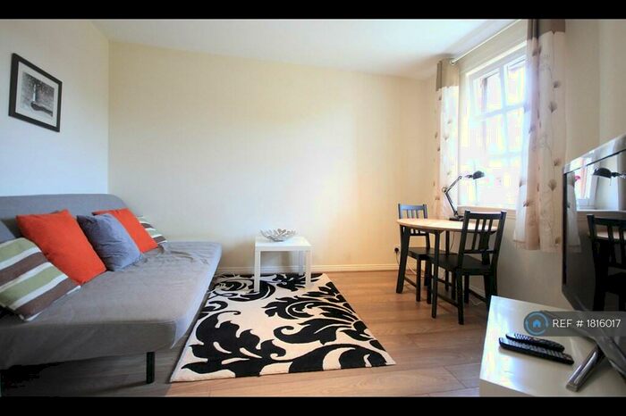 2 Bedroom Flat To Rent In Craigmillar Castle Avenue, Edinburgh, EH16