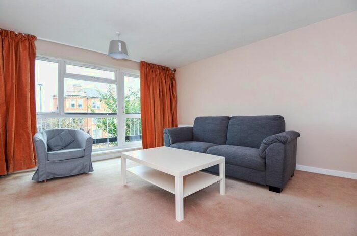 2 Bedroom Flat To Rent In Putney Hill, London, SW15