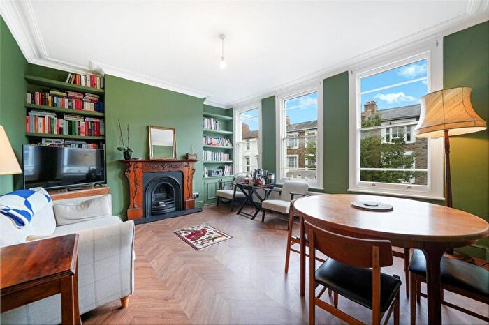 3 Bedroom Maisonette For Sale In Kingsdown Road, London, N19